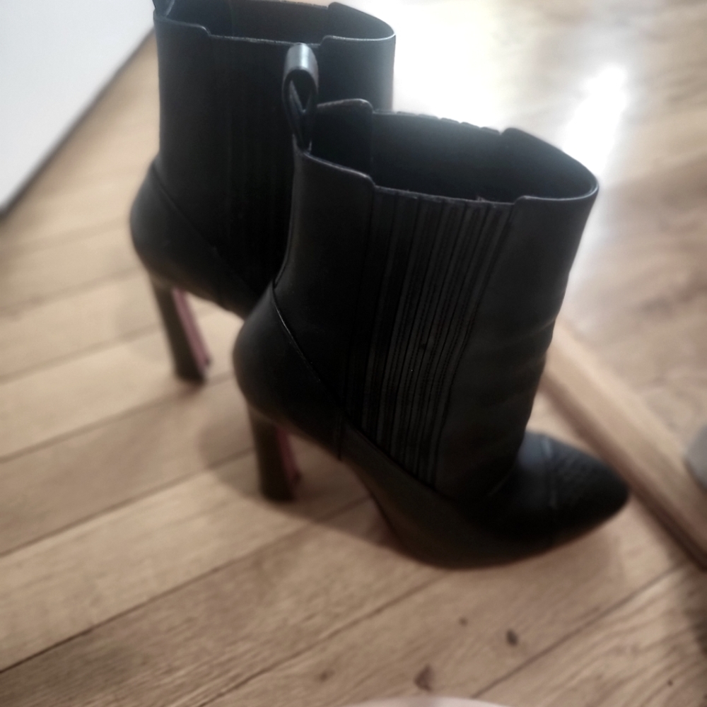 Sold christian Louboutin Boots (worn 1x). Original Box and Dust Bag Included.